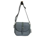 Cartera tipo bandolera de cuero sintético en color celeste grisáceo, con solapa frontal, detalle de tira vertical decorativa con aplique metálico y correa larga ajustable.