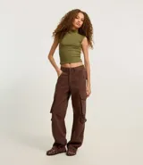 Pantalón recto de jeans color marrón con bolsillos cargo laterales.