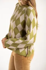 Sweater de tejido de punto con diseño de rombos en tonos verde oliva y beige, cuello redondo y mangas largas.