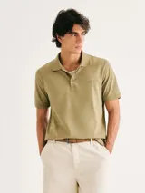 Camiseta tipo polo de manga corta en color verde, con diseño de rayas horizontales texturizadas en el tejido. Presenta cuello clásico, cierre frontal con dos botones y un pequeño detalle bordado en el pecho.