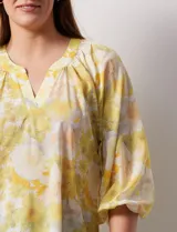 Blusa de gasa estampada marca Sioni, con cuello a la base y escote en V. Manga 3/4 con terminación fruncida.