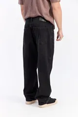 Pantalón jean de corte baggy, silueta amplia y caída suelta, en tono azul desgastado.