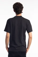 Remera de algodón color negro con estampa frontal en color blanco que incluye el texto 'SEVENTY WATER' y una serie de iconos lineales.