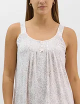Camisón corto de tejido soft, sin mangas, con escote redondo, aplique de botones y detalle plisado en el frente. Estampado floral en tonos rosados y grises.
