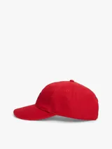Gorra de béisbol Tommy Jeans de color rojo, confeccionada en sarga de algodón con efecto lavado. Presenta un parche ondulado con el logo de la marca en el frente y visera curva con costuras texturizadas.