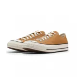 Championes Converse Chuck 70 color ocre, de caña baja y cordones blancos.