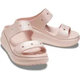 Sandalias Crocs Classic Crush color rosa con plataforma y dos tiras superiores con orificios para charms.