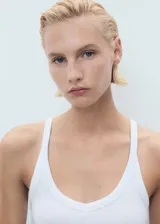 Top sin mangas de diseño entallado con cuello escotado y tirantes finos, confeccionado en tejido de algodón con elastano.