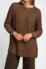 Sweater texturado de punto acanalado en color marrón, con cuello redondo, mangas largas y aberturas laterales en el bajo.