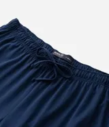 Pijama masculino compuesto por una remera de manga larga a rayas horizontales con cuello redondo en contraste y estampado de Snoopy, y un pantalón largo liso con cintura elástica.