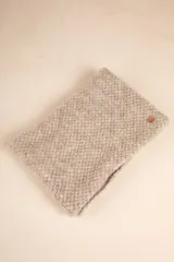 Cuello tejido color beige, confeccionado parcialmente con lana.