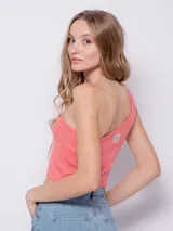 Top asimétrico de tejido de punto texturizado color verde claro, con un solo hombro descubierto.