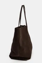 Bolso tipo maxi shopper de piel serraje en color marrón, con doble asa de hombro y bolsillo interior con cremallera.