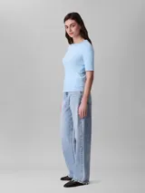 Remera de algodón canalé con cuello redondo y mangas cortas. Presenta un ajuste al cuerpo y el logotipo de la marca estampado en el centro del pecho.