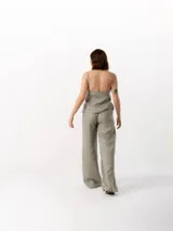 Pantalón de lino de corte holgado y tiro ajustable, con cintura elástica y cordón. Presenta bolsillos laterales y un bolsillo trasero.