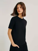 Camiseta de manga corta con cuello redondo, confeccionada en algodón de alta calidad. Presenta un diseño básico y versátil con corte clásico.