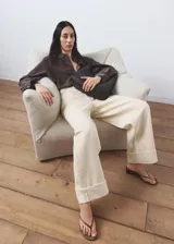 Jeans de algodón estilo vaquero, diseño balloon de tiro medio con perneras amplias y dobladillo vuelto en los bajos. Cuenta con trabillas, cinco bolsillos tradicionales y cierre frontal con cremallera y botón.
