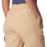 Pantalón cargo de senderismo color beige, con cintura plisada, bolsillos laterales y cargo, pierna cónica y bajo parcialmente elástico.
