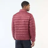 Anorak ligero acolchado de diseño liso, con cuello alto y cierre frontal de cremallera. Presenta un acabado capitoné horizontal y puños elásticos.