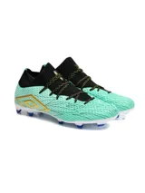 Championes de fútbol Umbro modelo Ignis HG, con diseño de botín de corte medio en color amarillo con detalles en azul marino y suela azul con tapones naranjas.