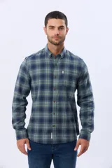 Camisa de viyela a cuadros en tonos marrón, azul marino y gris, con cuello clásico, cierre frontal con botones, mangas largas y un bolsillo en el pecho.