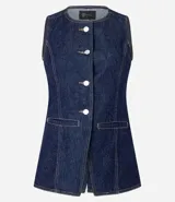 Chaleco de jeans azul oscuro, sin mangas, con cuello redondo y cierre frontal de botones blancos. Presenta un corte ligeramente alargado y solapas frontales que simulan bolsillos.