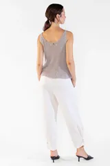 Pantalón estilo cargo de lino tencel color crema, con cintura elastizada y bolsillos laterales.