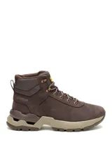 Bota de trekking Caterpillar modelo Surge Hiker, color marrón oscuro con suela de goma en tono arena. Presenta diseño de caña media con cordones reforzados, detalles en textil acolchado en el cuello y logo de la marca en amarillo en la lengüeta.