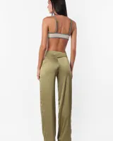 Top tipo musculosa básica de breteles finos confeccionado en microfibra, color gris.