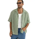 Camisa verde de manga corta con cuello solapa y botones.