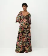 Vestido midi de corte evasé con estampado de follaje tropical sobre fondo negro. Presenta escote corazón, mangas abullonadas y un diseño fluido confeccionado en viscosa.