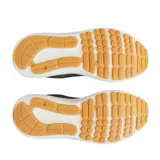 Championes Under Armour modelo Versurge, color gris con detalles en amarillo neón. Presentan una parte superior que combina malla textil con revestimientos de gamuza sintética, entresuela con tecnología Charged Cushioning para mayor amortiguación y suela de goma flexible.