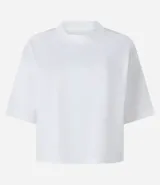 Remera cropped de manga corta, cuello redondo y calce oversized, confeccionada en tejido de algodón tipo media malla.