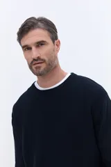 Sweater de cuello redondo con frente texturizado y mangas y espalda lisas. Confeccionado en algodón, presenta un diseño versátil ideal para usar en capas.