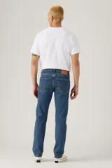 Pantalón de jean azul de corte recto, con tiro medio y pierna ligeramente cónica.