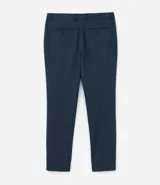 Pantalón de vestir azul marino, de corte recto, con cintura con trabillas, cierre tradicional con vista oculta y bolsillos laterales.