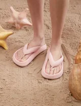 Sandalias de dedo tipo plataforma, color rosado, con diseño texturizado y suela acolchada.