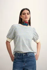 Remera de algodón con estampado de rayas horizontales en color verde claro sobre fondo blanco, con mangas cortas abullonadas y puños lisos.