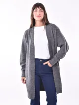 Saco largo color gris, de tejido de punto grueso, con mangas largas y corte holgado.