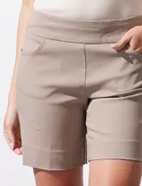 Short blanco de gabardina elastizada, marca Zac & Rachel, con pretina ancha elastizada y bolsillos delanteros.