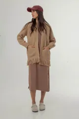 Gorra con visera confeccionada en cuero, con diseño clásico de seis paneles y cierre ajustable en la parte posterior.