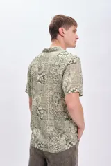 Camisa casual de viscosa con estampado en tonos verde y beige, de manga corta y cuello americano.