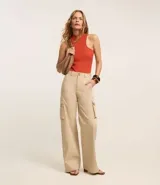 Body color ladrillo, de rib con textura acanalada, cuello alto, sin mangas y corte cavado.