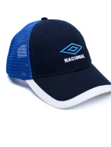 Gorra Trucker Umbro del Club Nacional de Football, modelo Elite. Diseño combinado en rojo y azul marino, con red trasera y visera curvada bicolor. Incluye el logo de Umbro y la palabra 'Nacional' bordados en el frente.