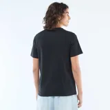 Remera negra de manga corta con cuello redondo y estampado frontal de la banda Nirvana con diseño de astronauta y texto alusivo al álbum In Utero.