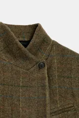 Blazer estructurado de corte recto confeccionado en tejido con lana, con estampado de cuadros en tonos tierra. Presenta cuello subido, cierre frontal con un botón, bolsillos con solapa en la parte inferior y un bolsillo de vivo en el pecho.