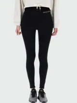 Calzas negras térmicas de nylon con logo de la marca Moncler en la cintura.