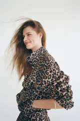Campera corta de mezcla de viscosa con estampado de leopardo, corte holgado, cuello chimenea, cierre frontal con solapa y botones, bolsillos con solapa en el pecho, mangas voluminosas con puños abotonados y bajo globo.