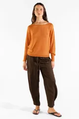 Pantalón estilo cargo color marrón, confeccionado en mezcla de lyocell, viscosa y lino, con cintura elastizada y bolsillos laterales.