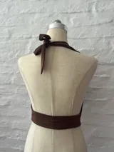 Top corto marrón con escote drapeado tipo halter.